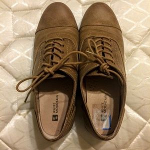 EUC White Mountain Sz 8m Tan Oxfords